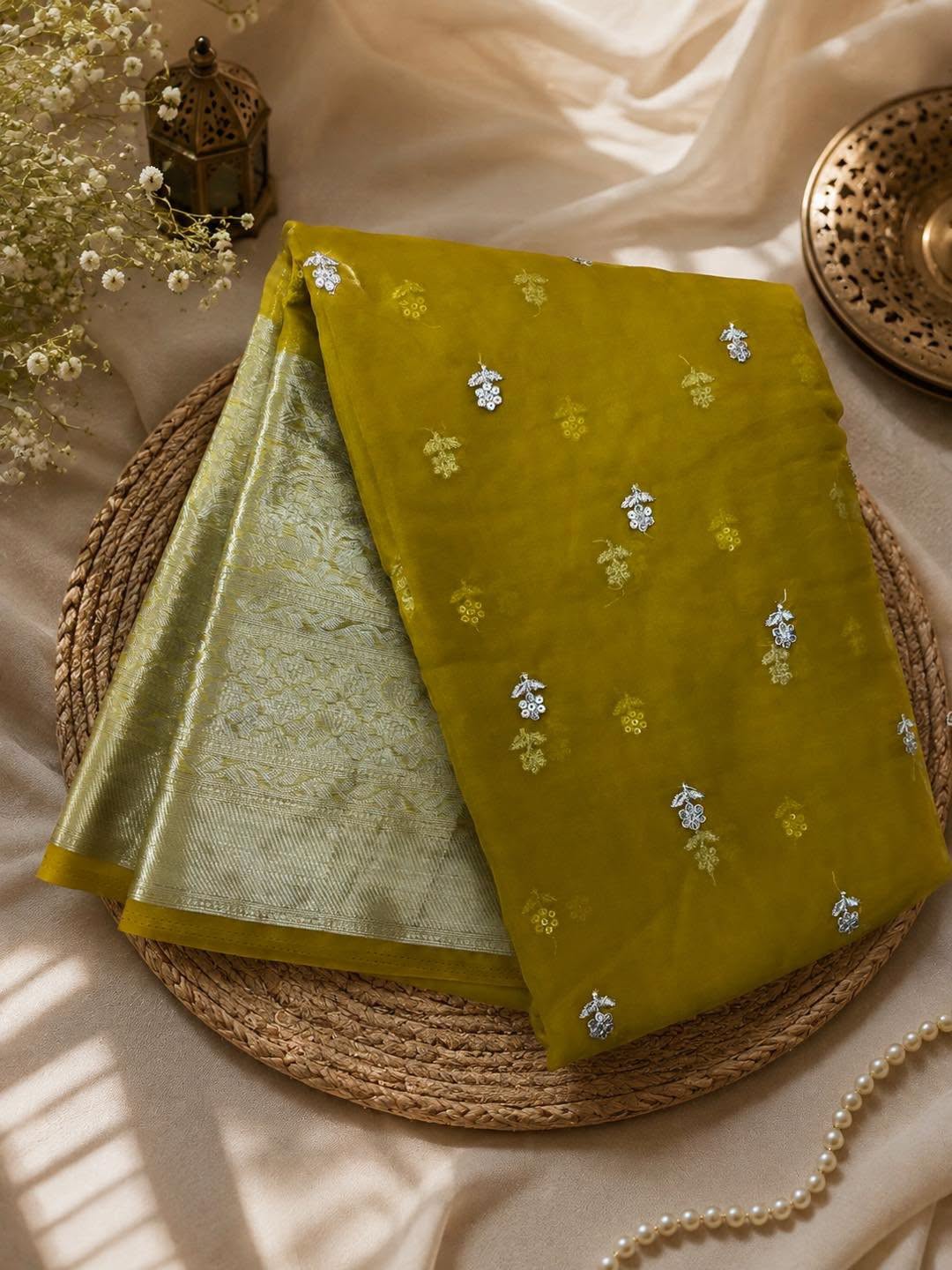 Kanchi Organza এম্ব্রয়ডারি সিলভার মোটিফ ও জমকালো বর্ডার