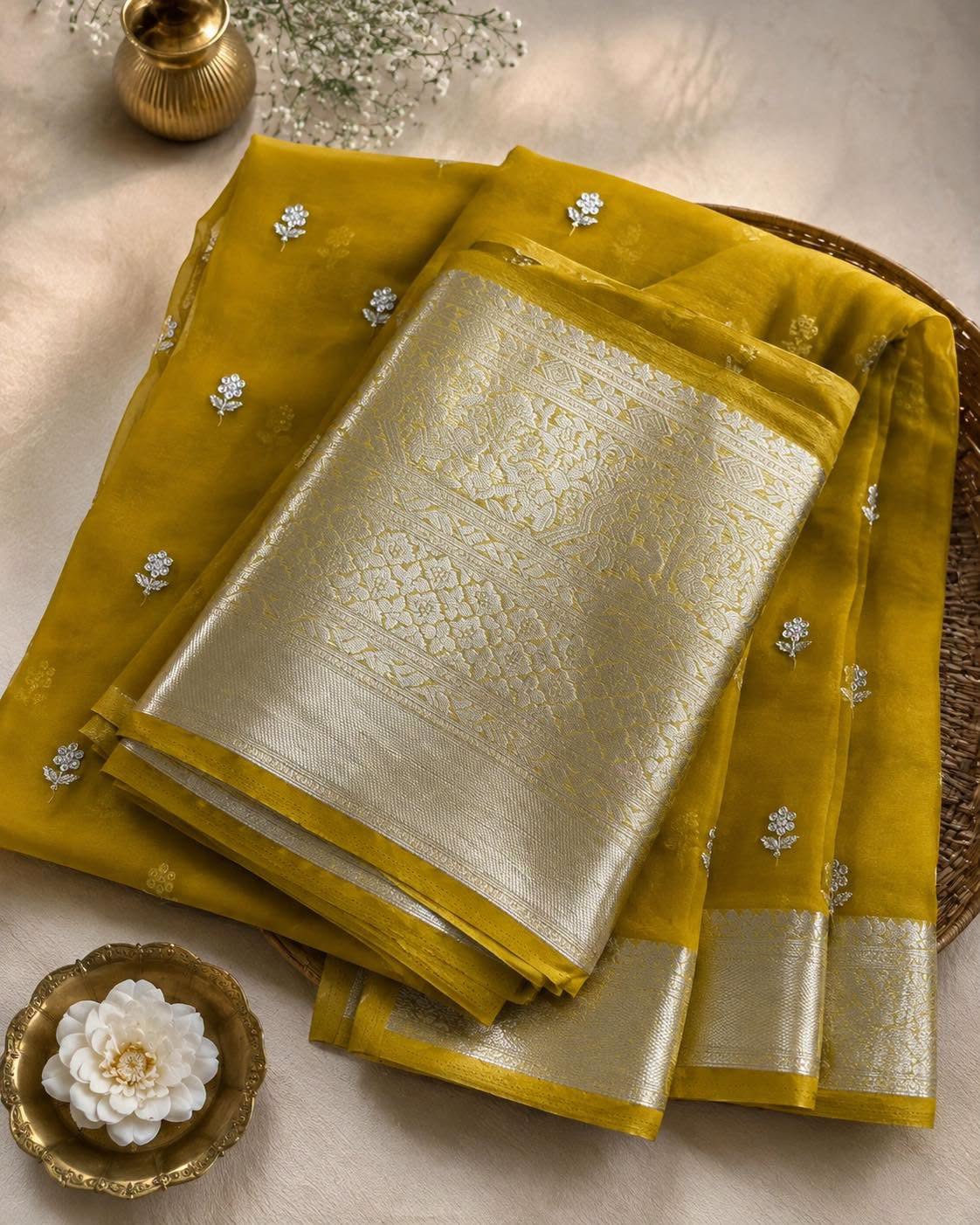 Kanchi Organza এম্ব্রয়ডারি সিলভার মোটিফ ও জমকালো বর্ডার
